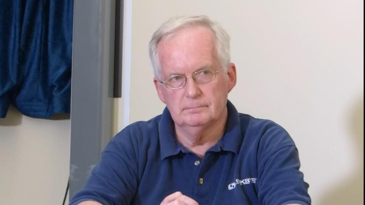 Jim Harrington, abogado del detenido yemenita Ramzi bin al Shibh habla con los reporteros en Camp Justice, en la Base Naval de Guantánamo, en abril del 2014.