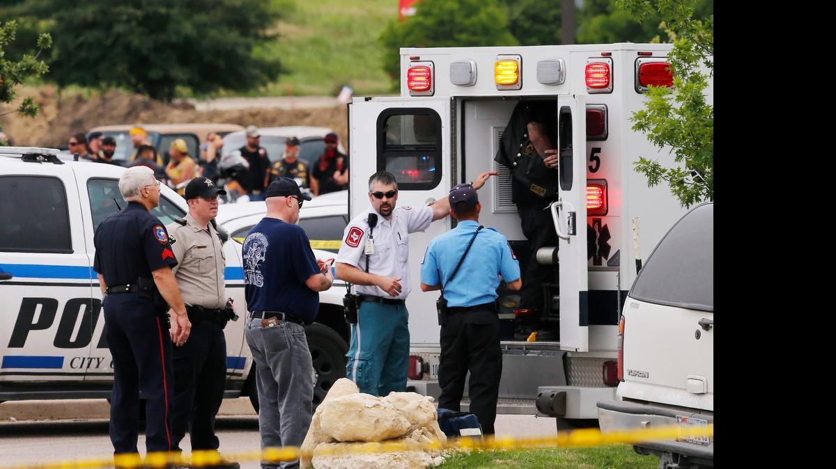 
El tiroteo, que causó también al menos 18 heridos, tuvo lugar en un aparcamiento situado entre los restaurantes Twin Peaks y Don Carlos en Waco poco después del mediodía, precisó el canal de televisión local News Channel 25.
