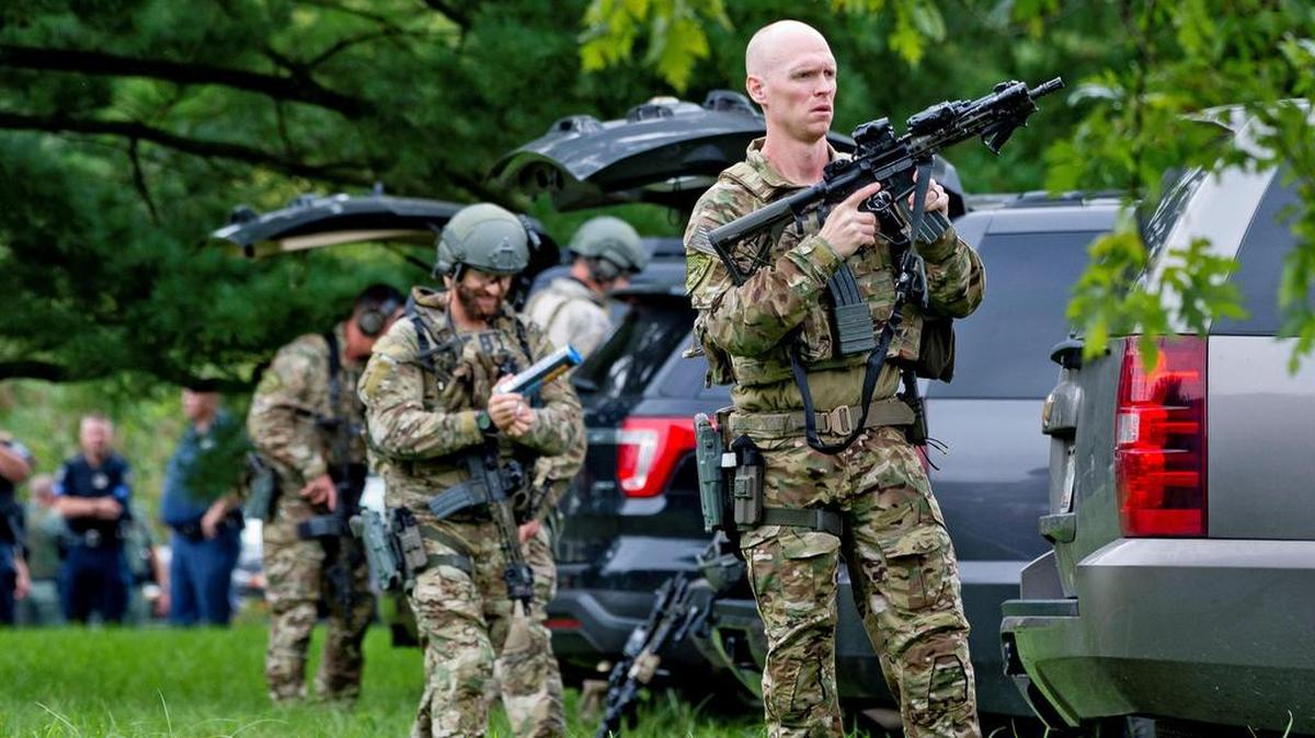 Agentes del FBI toman posiciones en el lugar donde se produjo un tiroteo en el condado de Harford (Maryland) el 20 de septiembre de 2018.