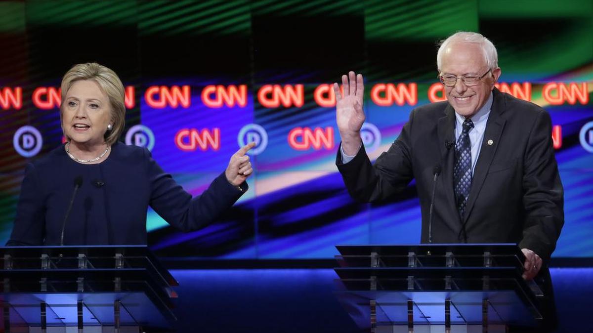 Los precandidatos demócratas Hillary Clinton y Bernie Sanders durante el debate del domingo, un día después de dividir votos en tres estados.