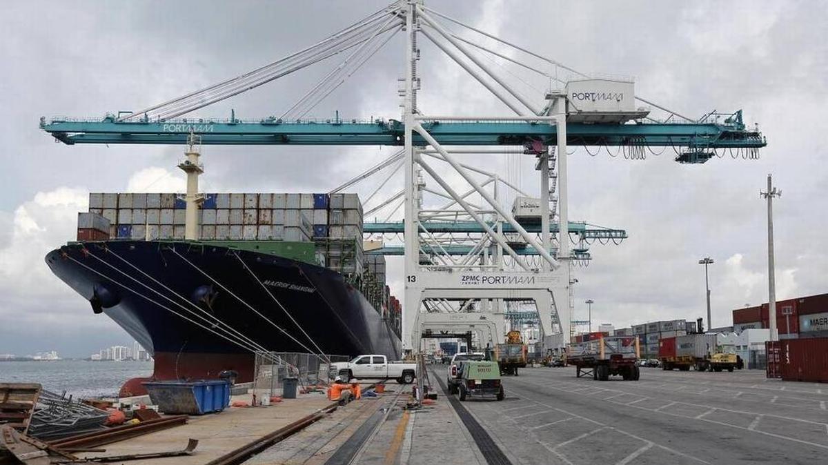 Un enorme barco portacontenedores atracado en el Puerto de Miami. La industria floridana de transporte marítimo pudiera resultar afectada negativamente si se deroga la Ley Jones para Puerto Rico.