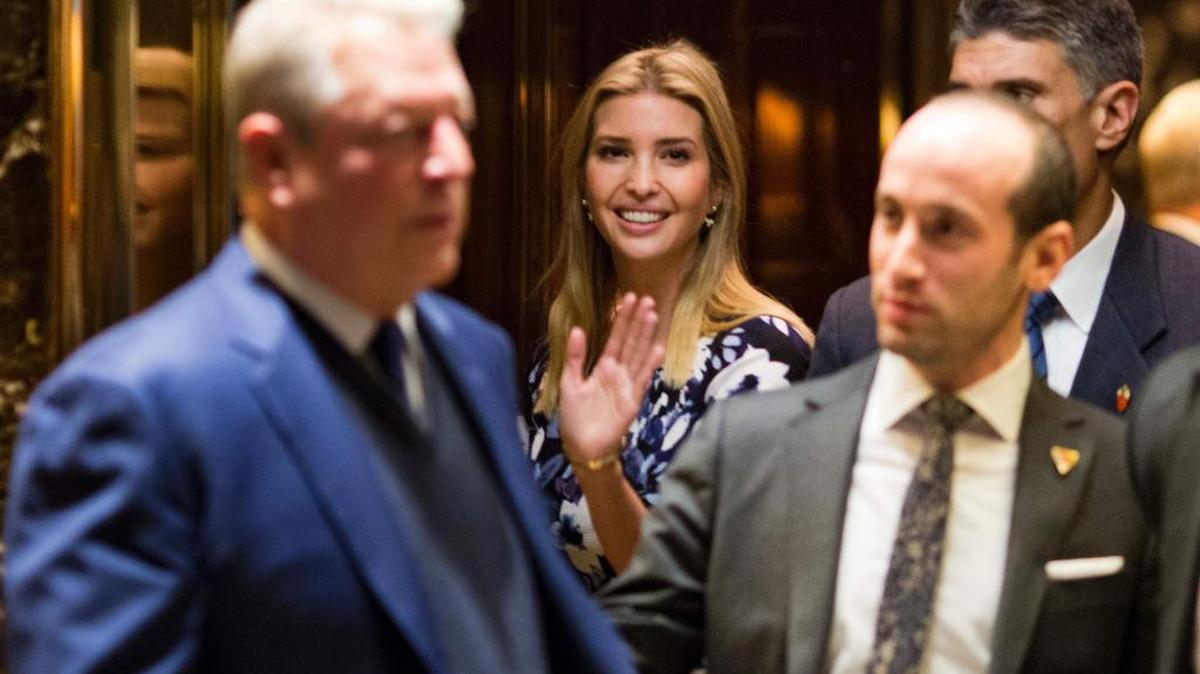Images Ivanka Trump saluda desde el ascensor mientras el ex vicepresidente de EEUU. Al Gore parte tras reuniones en Trump Tower en la ciudad de Nueva York el 5 de diciembre de 2016