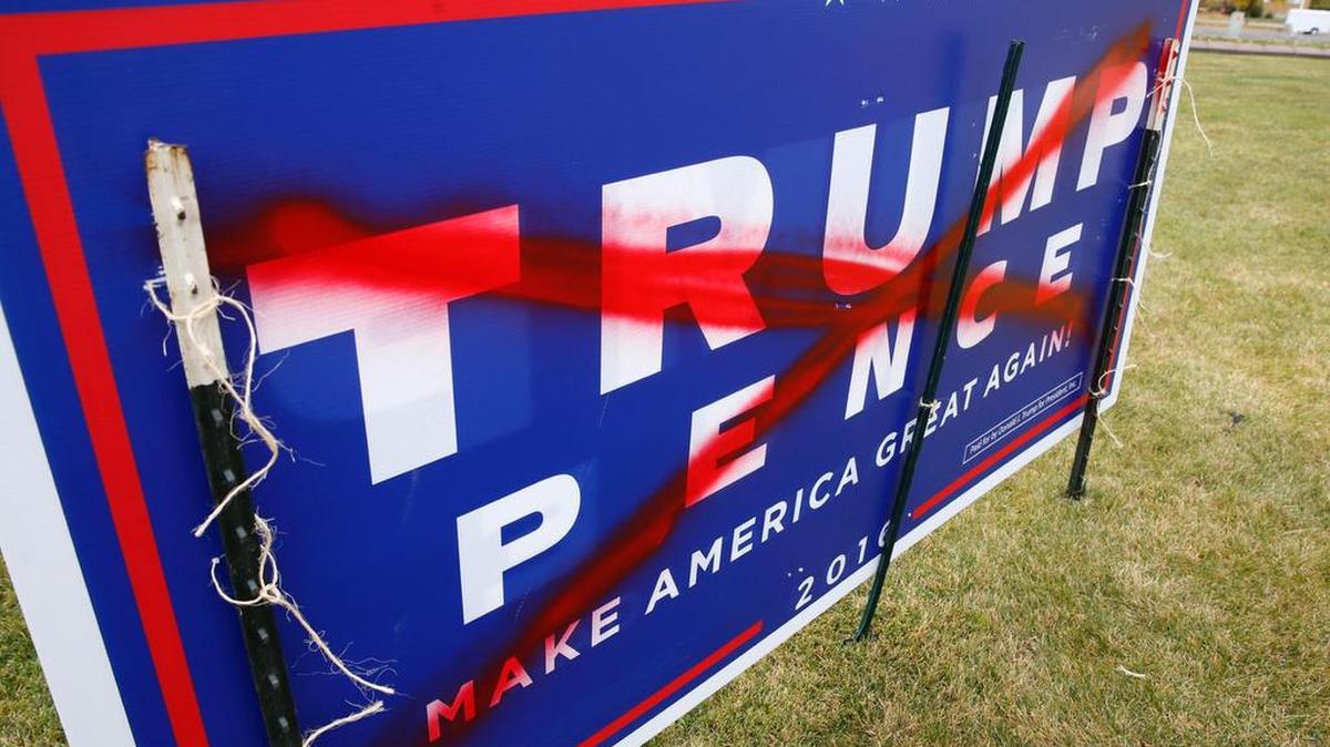 Un cartel de Donald Trump vandalizado en la puerta de una vivienda en Provo, Utah, el 1 de noviembre del 2016. Trump, y el candidato independiente Evan McMullin están empatados en el estado, según las encuestas.