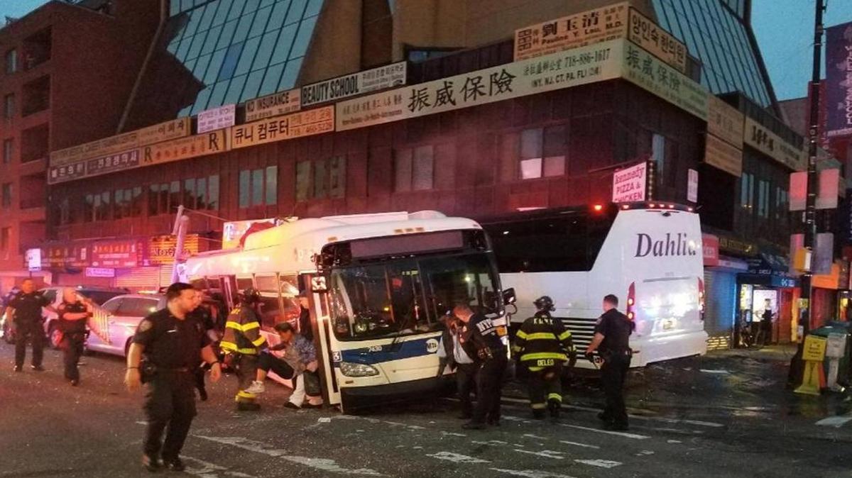 En esta foto proporcionada por el distrito 109 de la policía de Nueva York, los oficiales responden a una colisión que involucró a dos autobuses en la calle principal en el distrito de Queens de Nueva York, el lunes, 18 de septiembre de 2017. El Departamento de Bomberos de Nueva York dijo que varios heridos eran de gravedad, cuando un autobús de la ciudad y un autobús privado chocaron en el vecindario de Flushing.