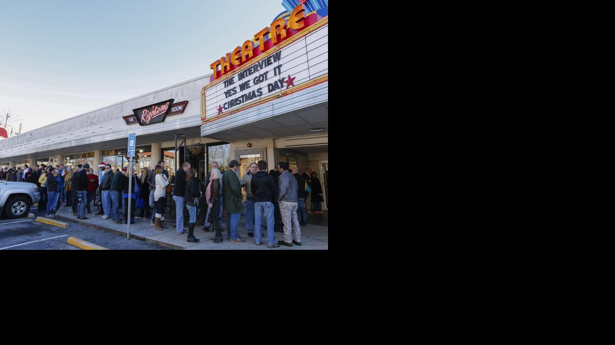 
Varias personas esperan en fila para ingresar y ver el estreno de la controversial película “The Interview”, el jueves, en el Plaza Theater de Atlanta, Georgia. 
