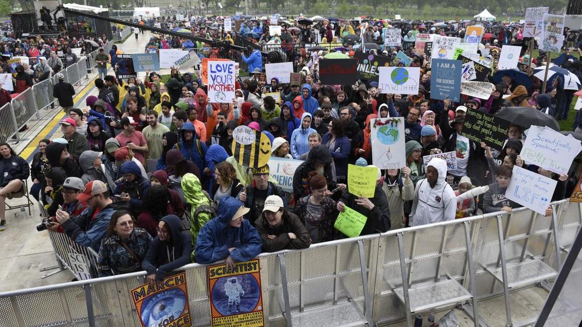 Con la Casa Blanca de fondo, los participantes se reúnen para el evento March for Science en Washington, el sábado 22 de abril de 2017.
