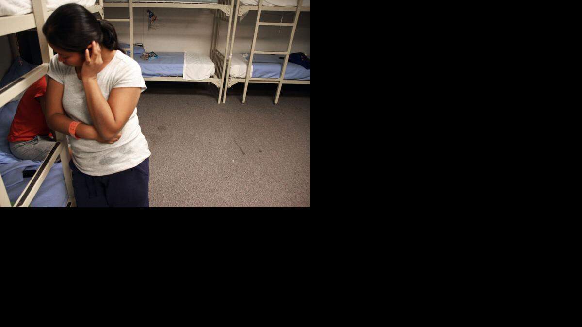 
Unos 520 centroamericanos, en su gran mayoría madres con niños, se encuentran detenidos en Artesia y la decisión del gobierno federal es seguir utilizando estas instalaciones por tiempo indefinido.


