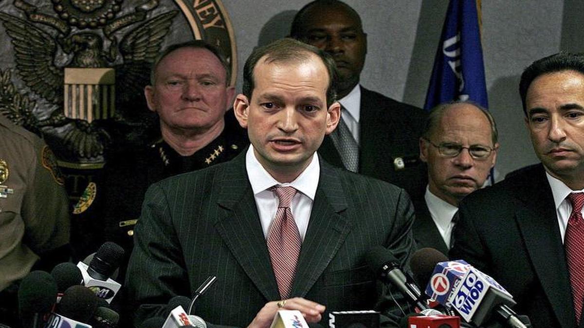 Fotografía de archivo fechada el 23 de junio de 2006 que muestra al abogado hispano Alexander Acosta (c) durante una rueda de prensa en Miami, Estados Unidos.
