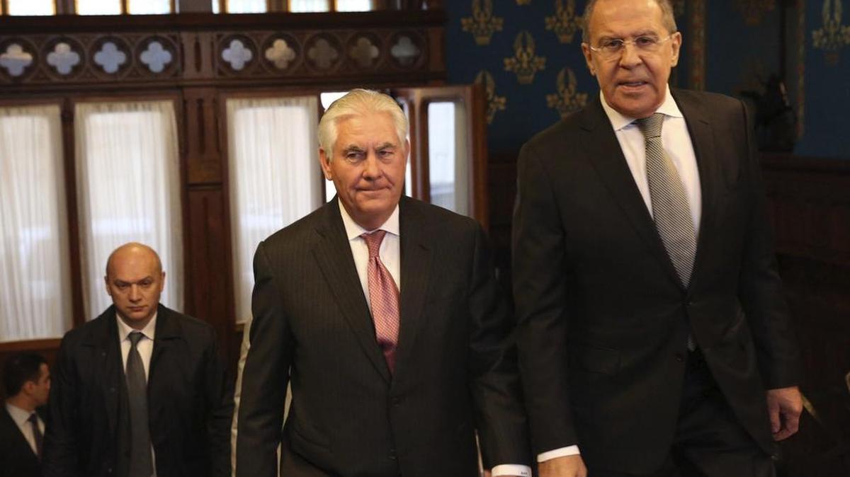 El ministro de Asuntos Exteriores ruso, Serguéi Lavrov (d), conversa con el secretario de Estado de EEUU, Rex Tillerson (c), antes de su reunión en el Ministerio de Asuntos Exteriores en Moscú (Rusia) el 12 de abril de 2017.