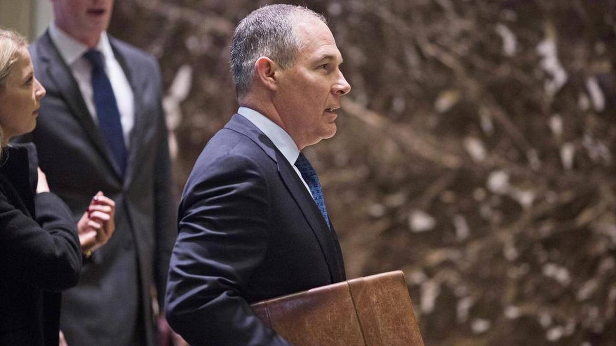El procurador general de Oklahoma, Scott Pruitt, a su llegada a la Trump Tower para reunirse con el presidente estadounidense electo, Donald Trump, en Nueva York. Trump ha elegido a Pruitt para encabezar la agencia de protección medioambiental, de la que ha sido uno de sus principales críticos, informaron hoy medios locales.