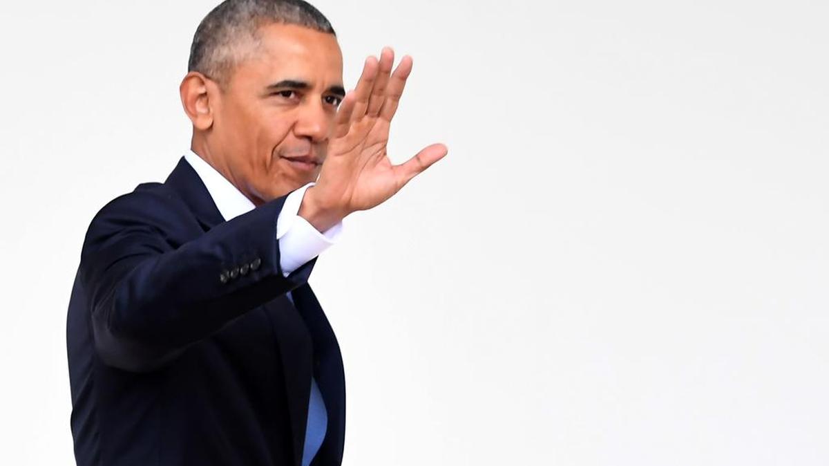 El presidente estadounidense Barack Obama saluda mientras sale de la Oficina Oval por última vez como presidente, en la Casa Blanca en Washington, DC 20 de enero de 2017.