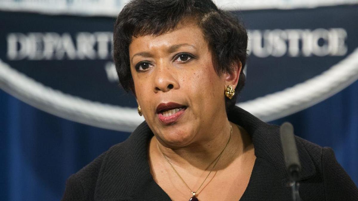La fiscal general estadounidense Loretta Lynch habla con los medios el lunes 9 de mayo de 2016, sobre la demanda del Departamento de Justicia contra Carolina del Norte por la futura ley de baños transgénero en ese estado, durante una rueda de prensa en Washington (Estados Unidos).
