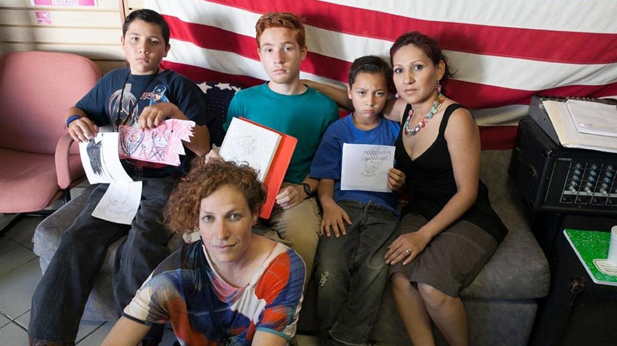 
Sophia Sobko (al frente) con Emma (der.), uno de los padres-autores deportados, en la Casa de Apoyo a Deportados en Tijuana. Los hijos de Emma la visitan todos los veranos.
