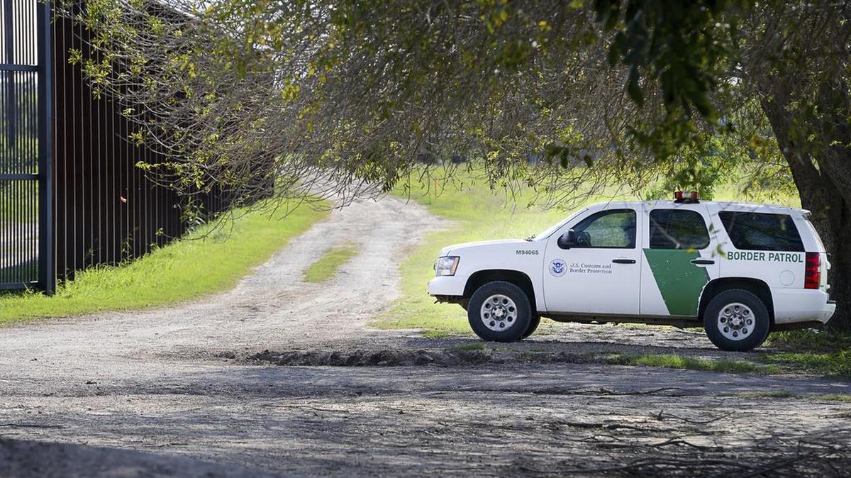 Agentes de la Patrulla Fronteriza custodian una cerca a lo largo de la frontera con México, en una imagen de febrero del 2017 en Brownsville, Texas.