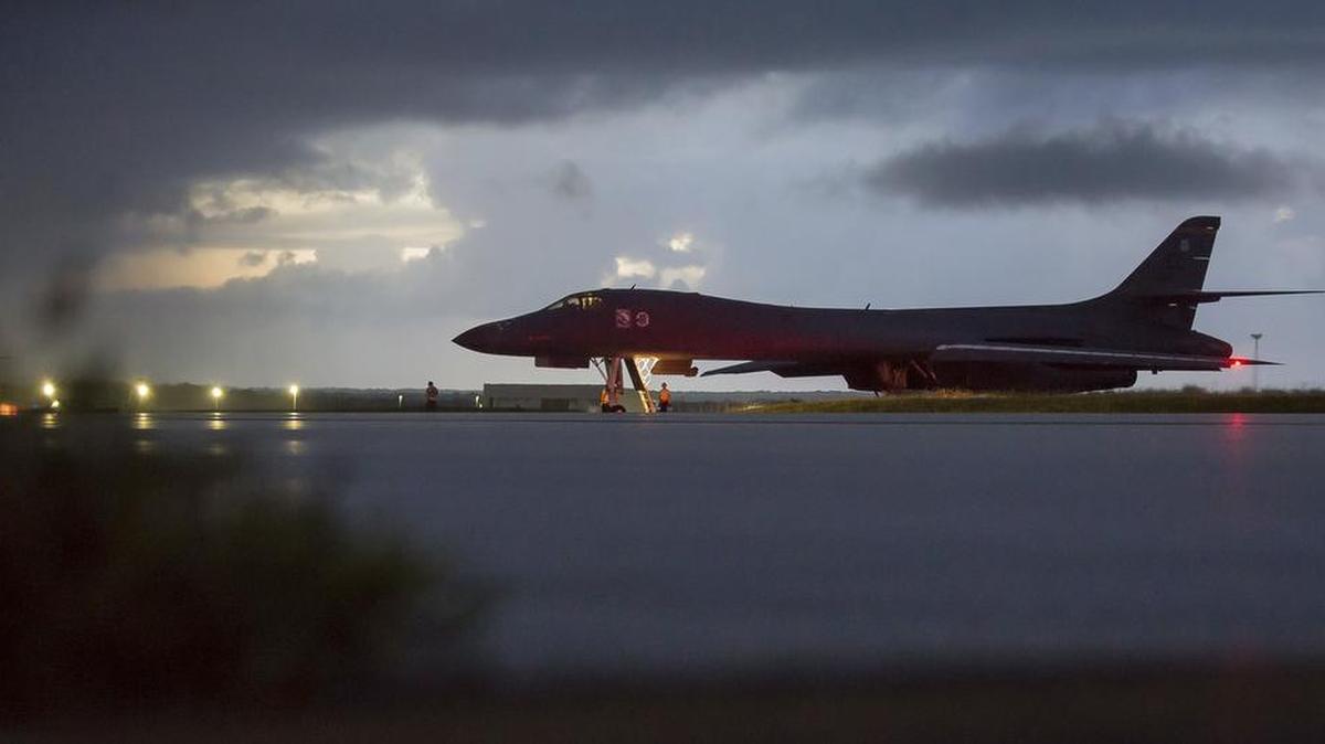 Foto de un jet de guerra de EEUU B-1B Lancer en la Base Aérea en Guam.