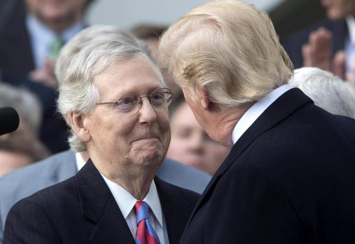 El presidente de los Estados Unidos, Donald Trump (d), abraza al senador republicano Mitch McConnell (i), durante una ceremonia con motivo de la aprobación de la reforma fiscal el miércoles 20 de diciembre de 2017, en el ala sur de la Casa Blanca, en Washington.