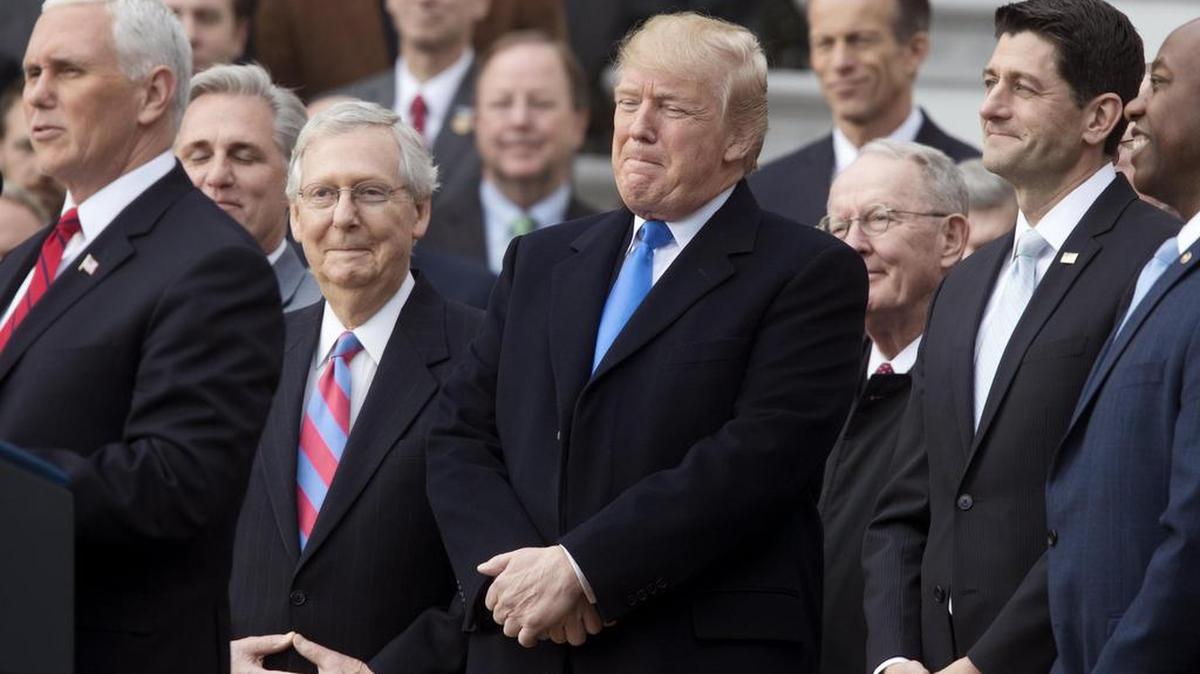 El presidente de los Estados Unidos, Donald Trump (c), acompañado del presidente republicano de la Cámara de Representantes, Paul Ryan (2-d); el vicepresidente, Mike Pence (i); el republicano líder de la Minoría del Senado, Mitch McConnell (2-i), y otros integrantes republicanos de la Cámara y el Senado, asiste a un evento sobre la aprobación de la reforma fiscal el miércoles 20 de diciembre de 2017, en el ala sur de la Casa Blanca, en Washington (DC, EE.UU.).