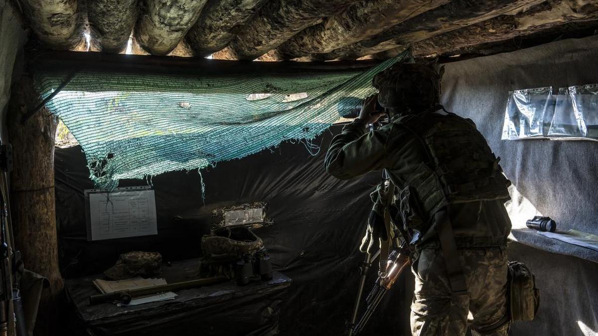 Un soldado ucraniano usa un visor para monitorear las fuerzas separatistas respaldadas por Rusia en Lugansk , Ucrania, el 18 de octubre de 2019.