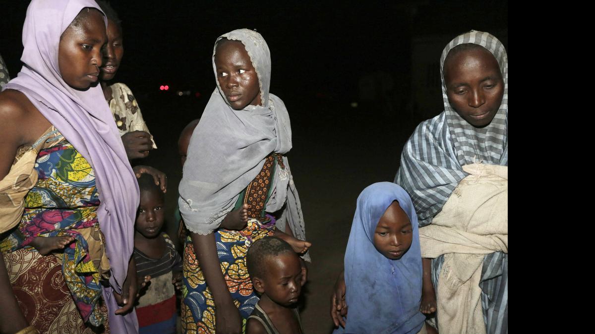 
Mujeres y niños rescatados por el ejército nigeriano del cautiverio en que los mantenían extremistas de Boko Haram en los bosques de Sambisa, en Yola, Nigeria.
