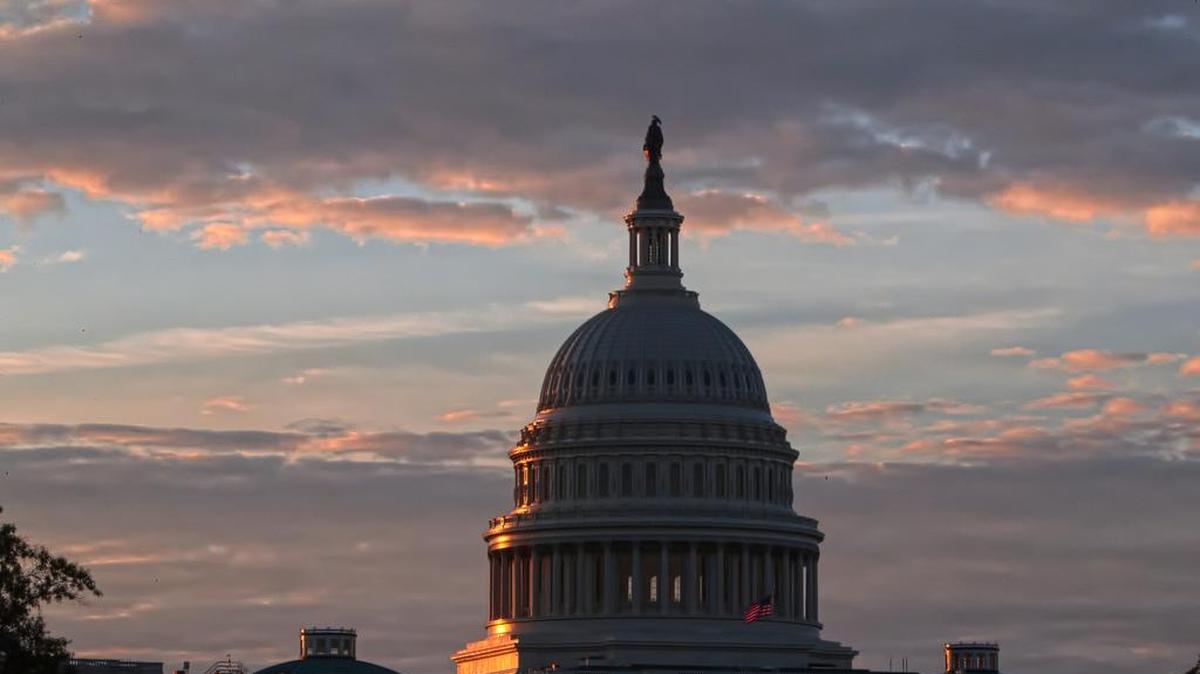 Imagen del Capitolio de Washington DC al amanecer. demócratas y republicanos se enfrentan a unas elecciones cruciales en noviembre.