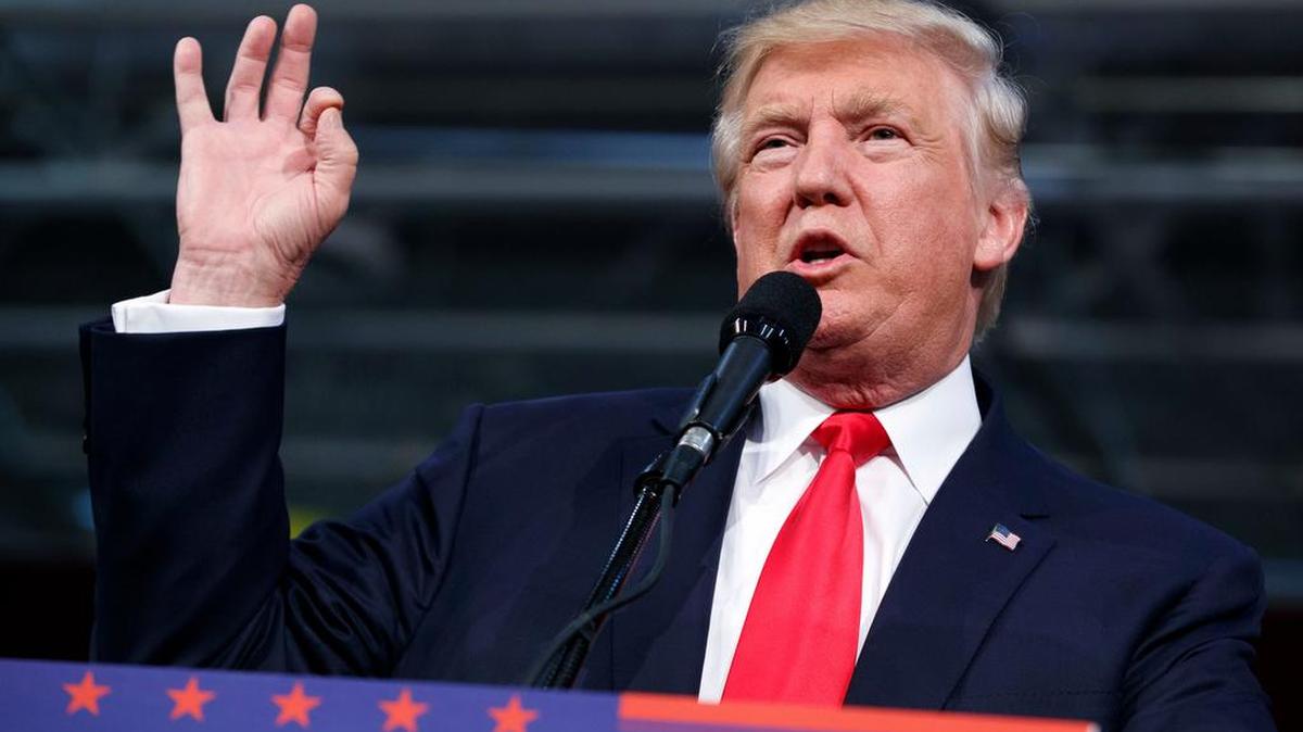 El candidato presidencial Donald Trump habla el lunes en un acto de campaña en Ambridge, Pennsylvania.