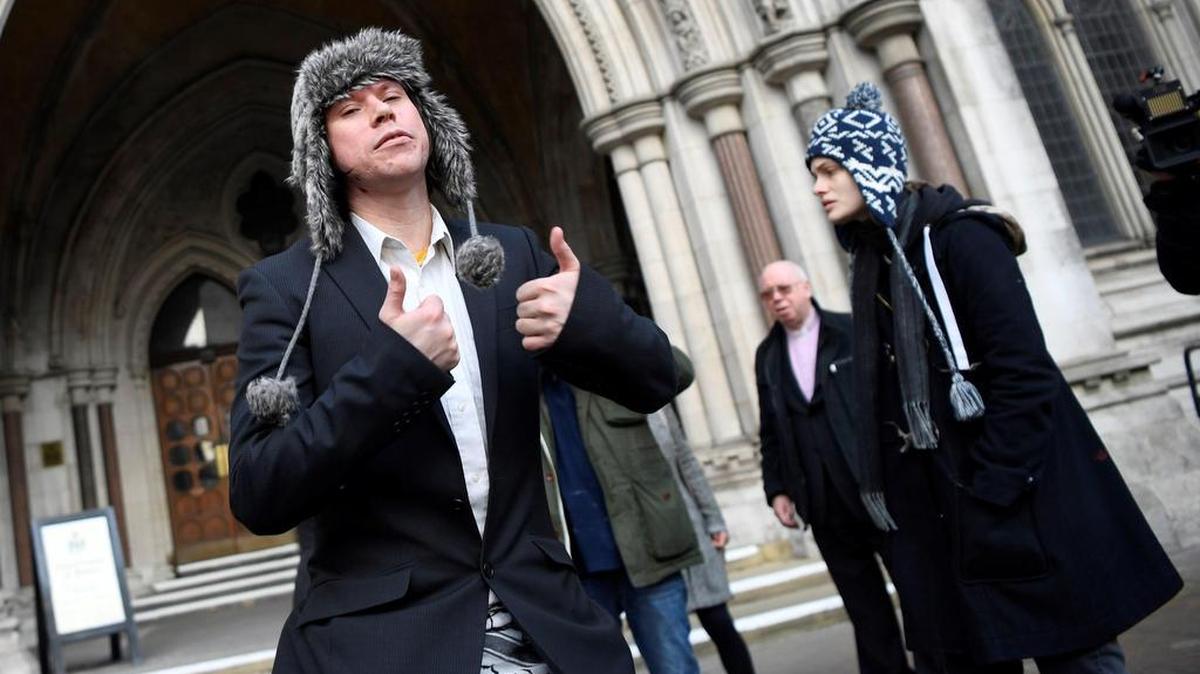 El presunto "hacker" británico Lauri Love (i) y su mujer, Sylvia Mann (d), a su llegada a los tribunales de Justicia en Strand en Londres, Reino Unido, el 5 de febrero de 2018.