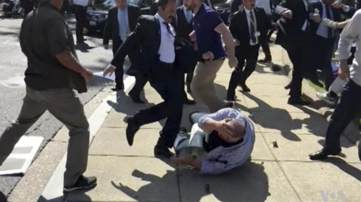 Imagen de video que muestra a miembros del equipo de seguridad personal del presidente turco Recep Erdogan golpeando y pateando a manifestantes opositores, frente a la Embajada de Turquía en Washington DC.