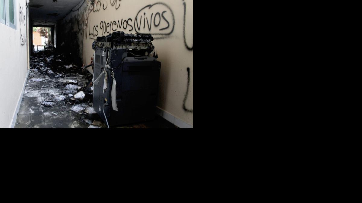 
Desconocidos dejaron un mensaje alusivo a los estudiantes desaparecidos en la pared de una oficina del gobierno estatal de Guerrero, lugar al que ingresaron y quemaron el lunes en Chilpancingo
