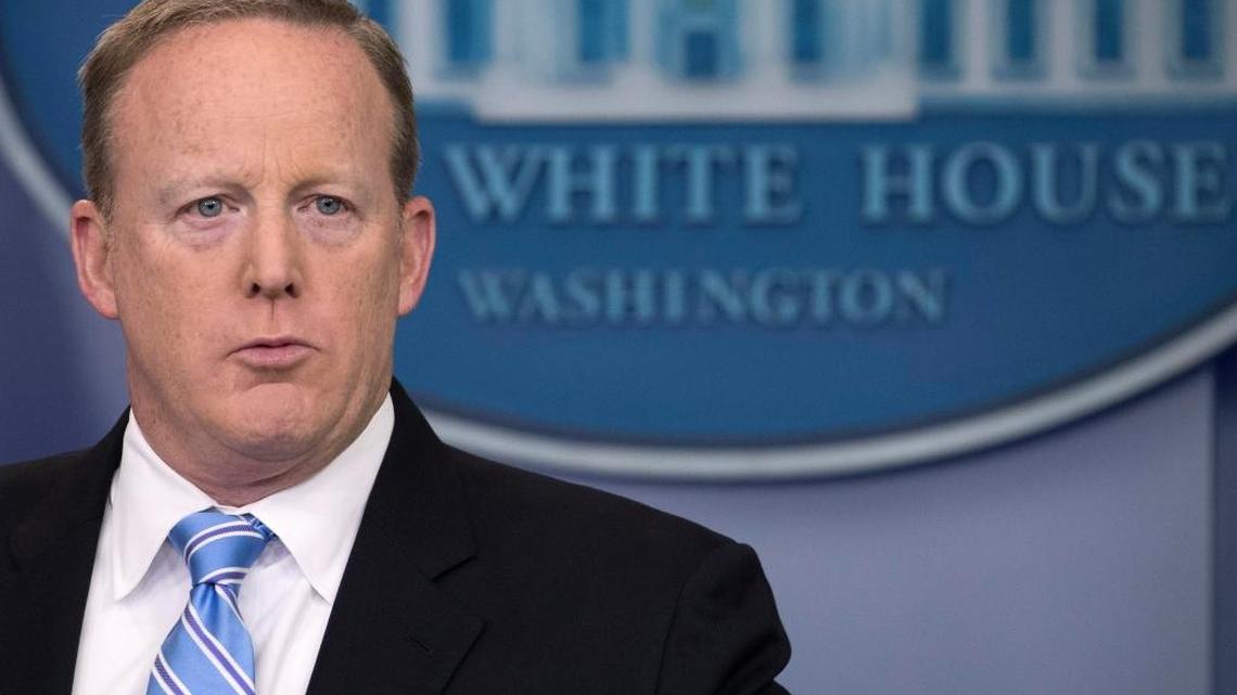 Fotografía de archivo fechada el 26 de junio de 2017, que muestra al portavoz de la Casa Blanca, Sean Spicer, durante una conferencia de prensa en la residencia presidencial en Washington (Estados Unidos). Spicer dimitió de su cargo, según informó hoy el diario The New York Times. EFE/Shawn Thew