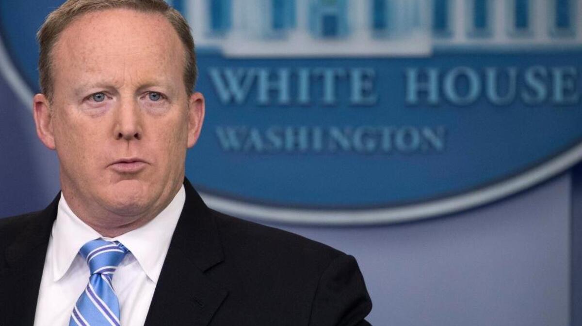 Fotografía de archivo fechada el 26 de junio de 2017, que muestra al portavoz de la Casa Blanca, Sean Spicer, durante una conferencia de prensa en la residencia presidencial en Washington (Estados Unidos). Spicer dimitió de su cargo, según informó hoy el diario The New York Times. EFE/Shawn Thew