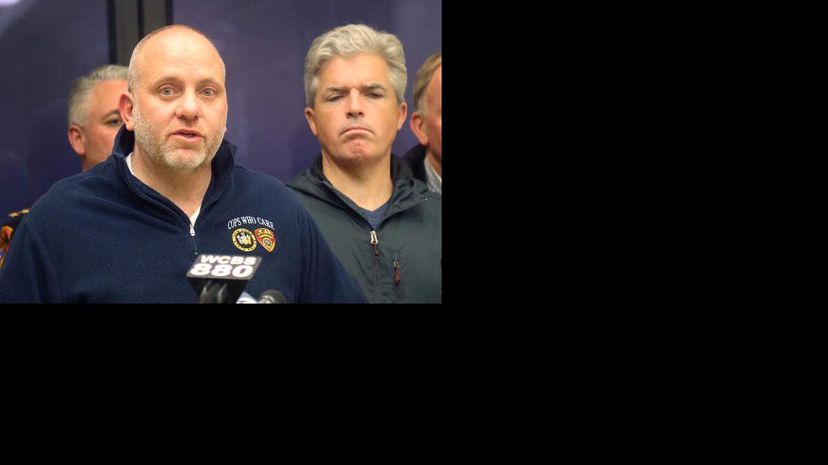 <cutline_leadin>El presidente</cutline_leadin> del condado de Suffolf, Steven Bellone, (der.) dijo que estos oficiales están trabajando para detener a gente que anda por ahí haciendo daño.