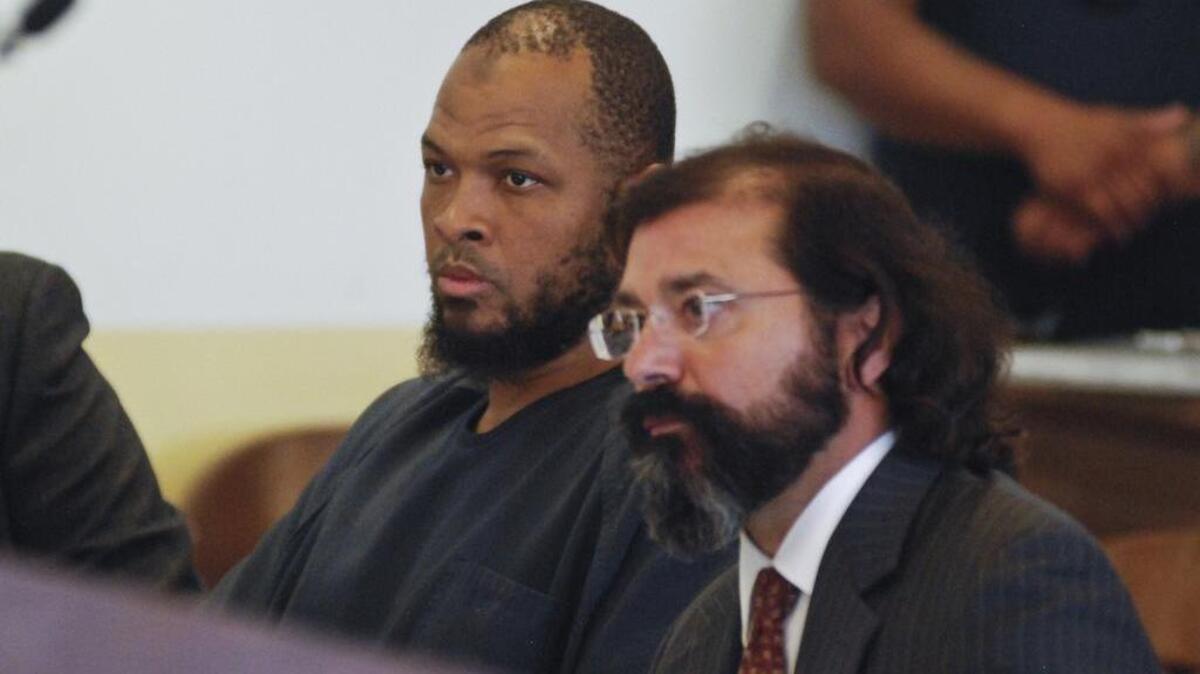 Siraj Ibn Wahhaj, a la izquierda, aparece sentado junto a su abogado, Aleks Kostich en una  comparecencia en la corte del distrito estatal de Nuevo México en Taos, NM, el 8 de agosto de 2018.