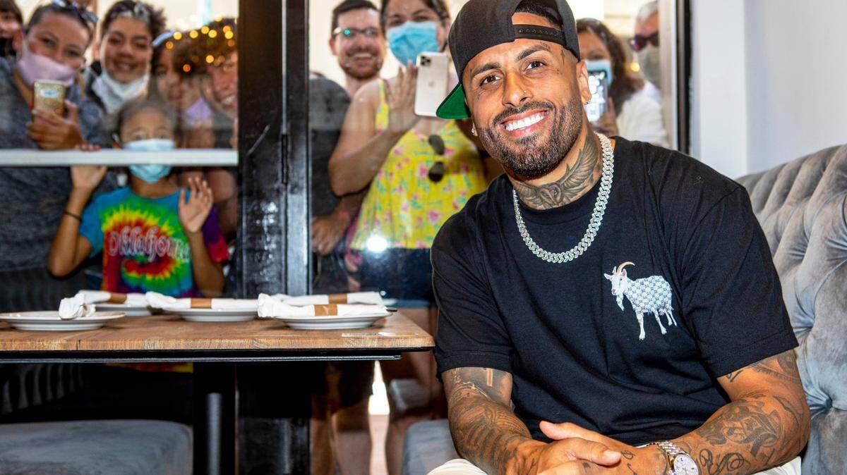 Nick Rivera Caminero, conocido profesionalmente como Nicky Jam, un cantante y compositor de reguetón estadounidense, posa para un retrato para el Nuevo Herald después de cortar la cinta ceremonial para la gran inauguración en La Industria Bakery and Cafe dentro de Bayside Marketplace en Downtown-Miami. Florida, el viernes 9 de abril de 2021.