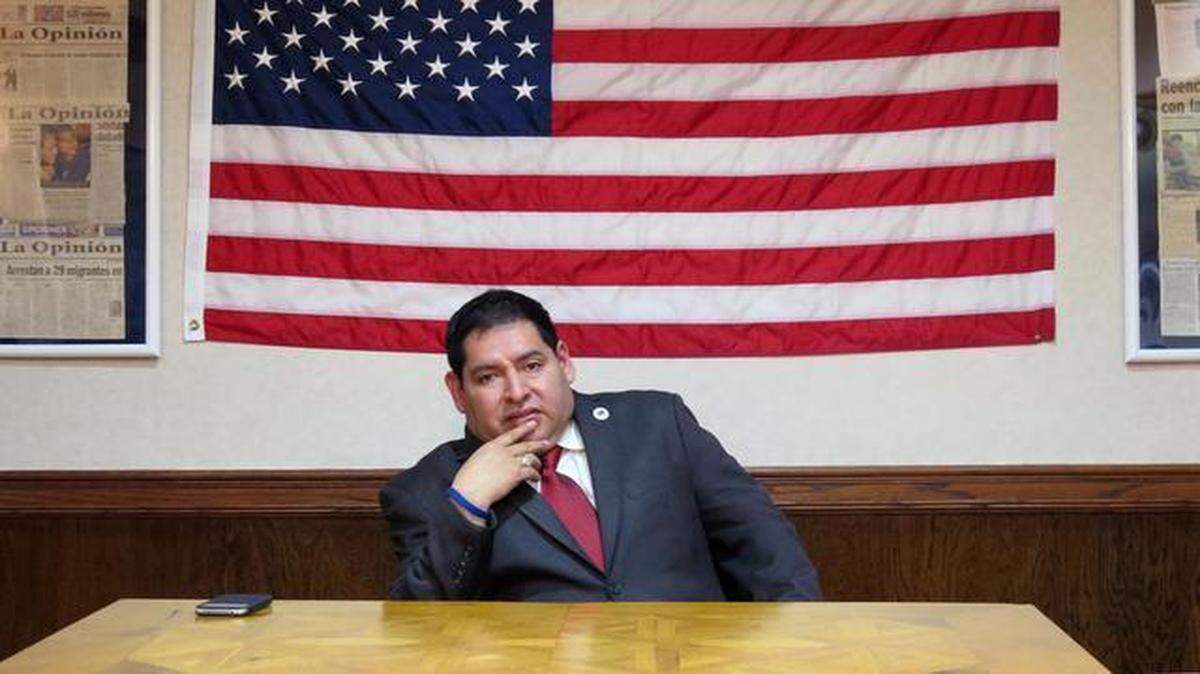 
Oswaldo Cabrera en su oficina en Los Angeles.
