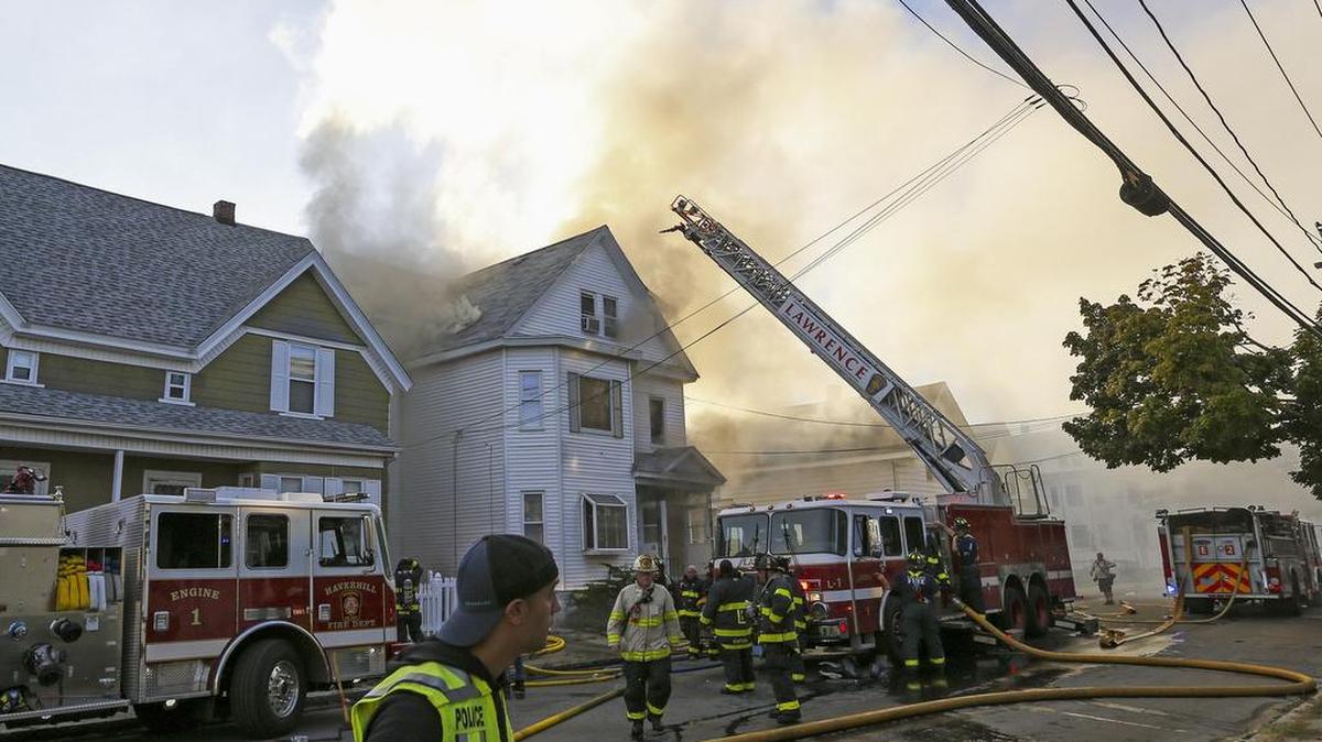 Bomberos combaten un incendio en Lawrence, Massachusetts el 13 de septiembre de 2018. Una serie de explosiones de gas reportadas en ciudades al norte de Boston Massachusetts incendiaron casas y forzaron la evacuación obligatoria de los residentes.