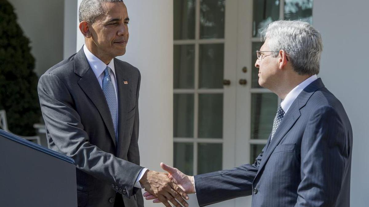 El presidente estadounidense, Barack Obama (i), saluda a su candidato al Tribunal Supremo, Merrick Garland (d), tras anunciar su nominación en la Casa Blanca, Washington, Estados Unidos, el 16 de marzo de 2016.