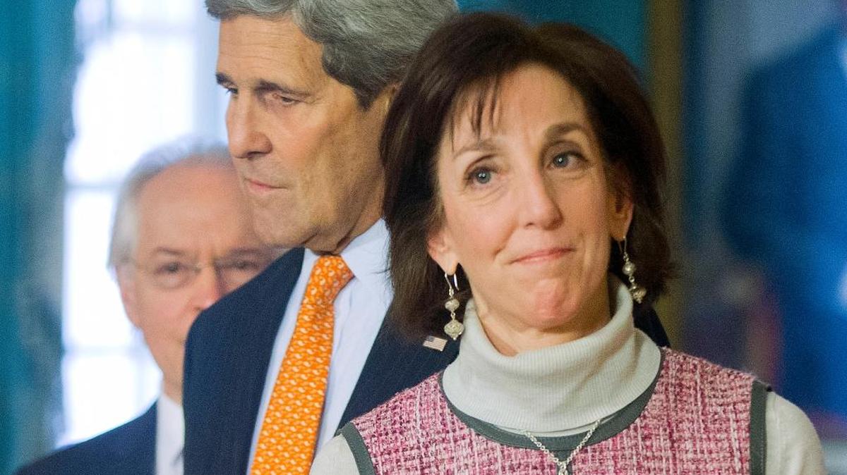 La secretaria de Estado adjunta para asuntos hemisféricos, Roberta S. Jacobson (der.), presenta al secretario de Estado, John Kerry (centro), que anuncia que Bernard Aronson (izq.) es el nuevo enviado especial para el proceso de paz en Colombia, el 20 de febrero del 2015.