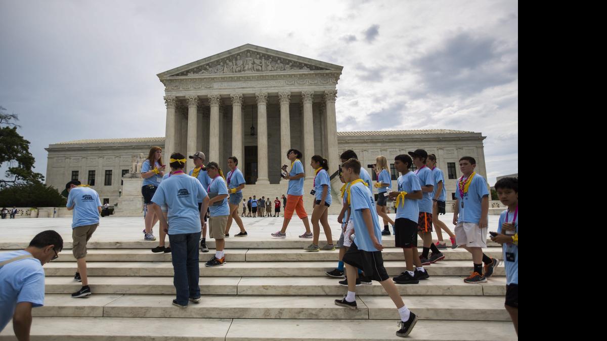 
Varios turistas visitan el Tribunal Supremo en Washington, Estados Unidos, hoy 15 de junio de 2015. 
