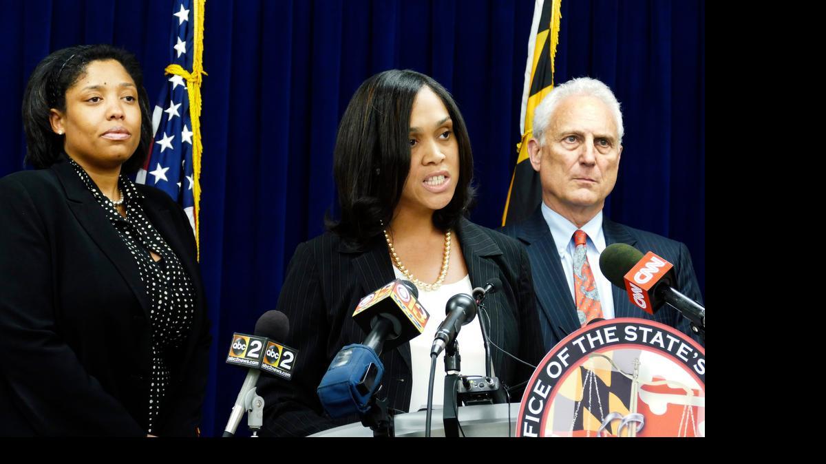 
La procuradora del estado Marilyn Mosby (cen.), dijo a los reporteros el jueves, que el gran jurado halló causa probable para formalmente acusar a los policías en el caso de la muerte del joven negro Freddie Gray.
