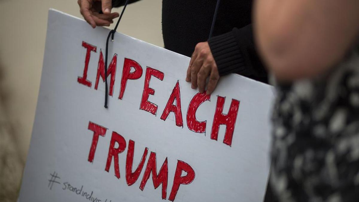 Manifestantes denuncian el despido del director del FBI, James Comey, por el presidente de Estados Unidos, Donald Trump en Los Ángeles, California.