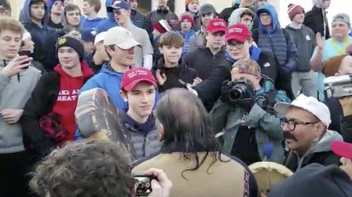 En una imagen tomada de un video, en las escaleras del Monumento a Lincoln mostraron el encuentro entre alumnos de la Escuela Secundaria Católica de Covington, con un nativo americano, identificado luego como Nathan Phillips y veterano de la guerra de Vietnam.