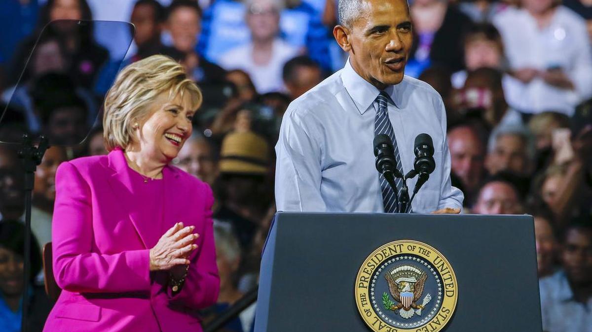 La aspirante demócrata a la Casa Blanca, Hillary Clinton (i), junto al presidente estadounidense, Barack Obama (d), hoy, 5 de julio de 2016, durante un acto de campaña en Charlotte. Clinton prometió hoy "construir" sobre el legado y el "progreso" de Obama, en su primer mitin de campaña juntos.