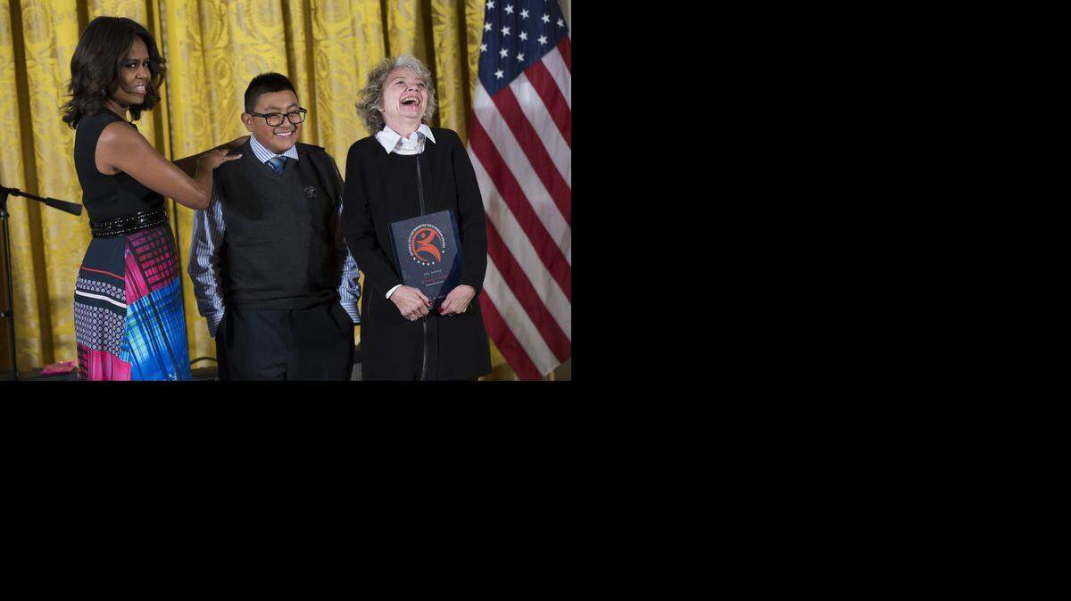 
La primera dama Michelle Obama (izq.), junto al estudiante Boris Cochajil, de 13 años, y Susan Jenson del programa “Job Training in the Arts, Downtown Aurora Visual Arts” de Aurora, Colorado.


