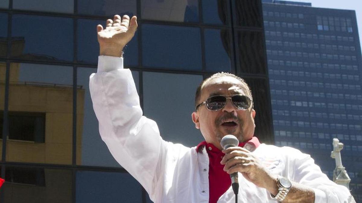 El músico Willie Colón recorre la Quinta Avenida de Nueva York para celebrar el tradicional desfile del Día de Puerto Rico, el domingo 12 de junio de 2016, en Nueva York, EEUU.