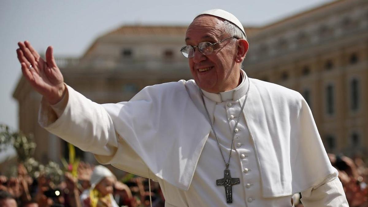 
El papa Francisco se dirige a la multitud congregada en la Plaza San Pedro en el Vaticano.
