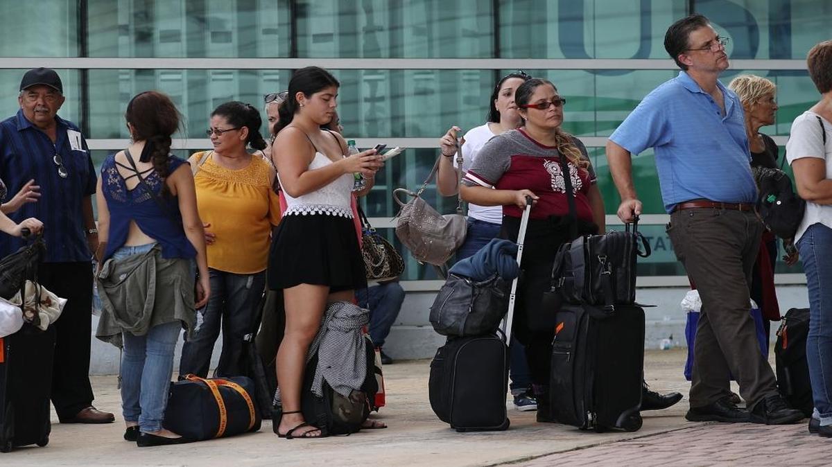 Un grupo de personas espera a las afueras del Aeropuerto Internacional Luis Muñoz Marín de San Juan, Puerto Rico, el 26 de septiembre del 2017.