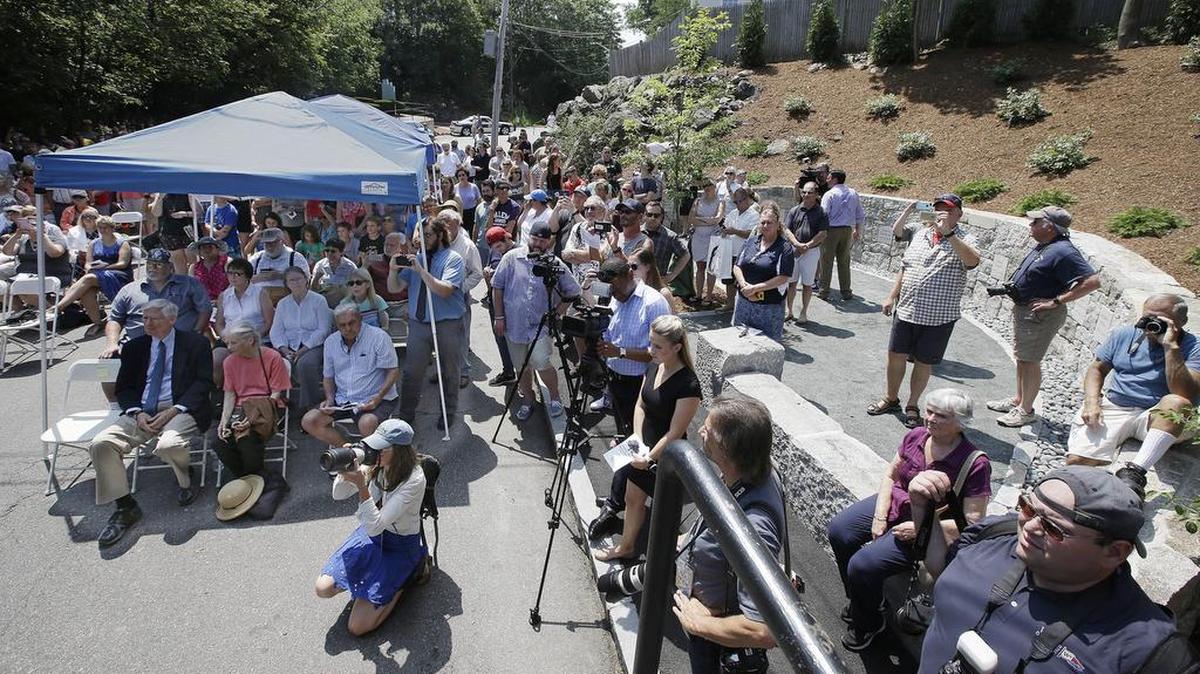 Numerosas personas asisten a la inauguración de un monumento en el lugar donde cinco mujeres fueron ahorcadas, acusadas de brujería, hace 325 años en Salem, Massachusetts.