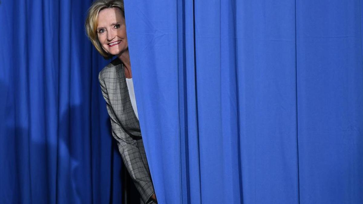 En esta foto de archivo, la senadora Cindy Hyde-Smith sale de detrás de una cortina antes de un mitin con el presidente estadounidense Donald Trump en el Landers Center Arena en Southaven, Mississippi, el 2 de octubre de 2018.