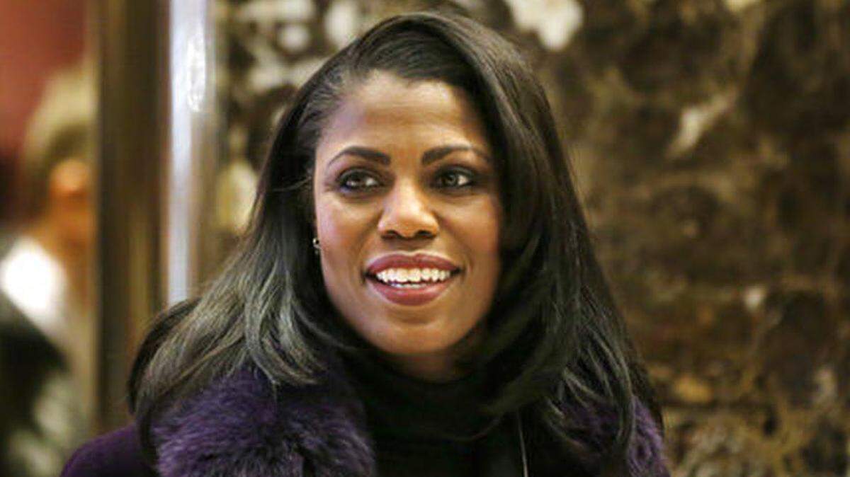 ARCHIVO - En esta foto del 13 de diciembre del 2016, Omarosa Manigault sonríe al ingresar a la Trump Tower en Nueva York. Una de las partidarias negras más prominentes del presidente Donald Trump, Manigault va a dejar el gobierno en enero del 2018.  (AP Foto/Seth Wenig)