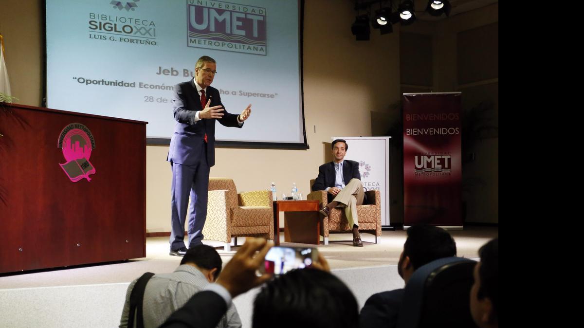 
El ex gobernador de la Florida, Jeb Bush (izq.) y el ex Gobernador de Puerto Rico, Luis Fortuño (der.), en la Universidad Metropolitana de San Juan, Puerto Rico, durante la conferencia "Oportunidad económica: derecho a superarse", este martes.


